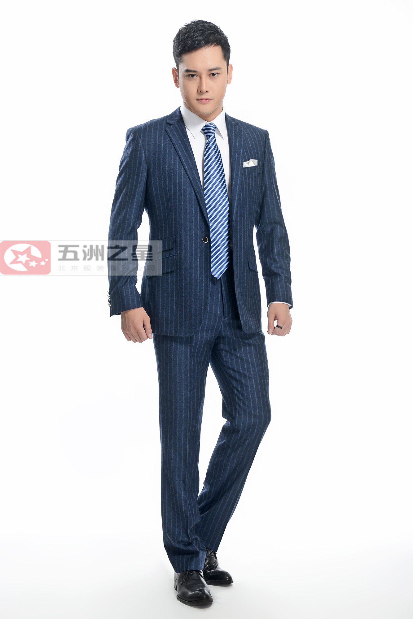 男士一粒扣藍(lán)色條紋職業(yè)套裝定制展示 男士一粒扣藍(lán)色條紋職業(yè)套裝定制展示
