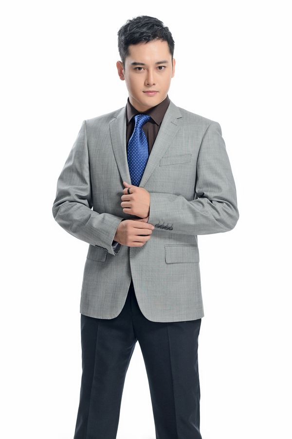 灰色平駁頭一粒扣職業(yè)裝定制產(chǎn)品模特展示 灰色平駁頭一粒扣職業(yè)裝定制產(chǎn)品模特展示