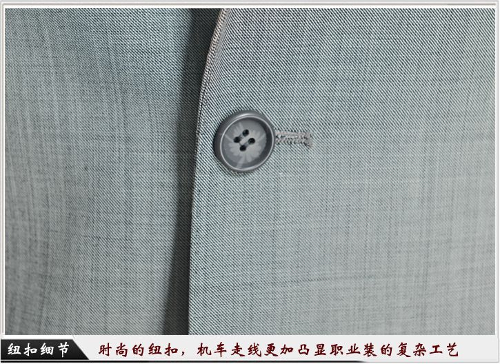 灰色平駁頭一粒扣職業(yè)裝定制-紐扣細節(jié)展示,經(jīng)典的平駁頭衣領 灰色平駁頭一粒扣職業(yè)裝定制-紐扣細節(jié)展示,經(jīng)典的平駁頭衣領
