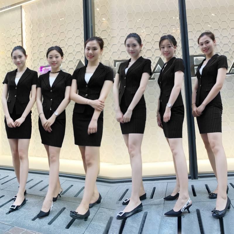 夏季女士職業(yè)套裝定做 夏季女士職業(yè)套裝定做