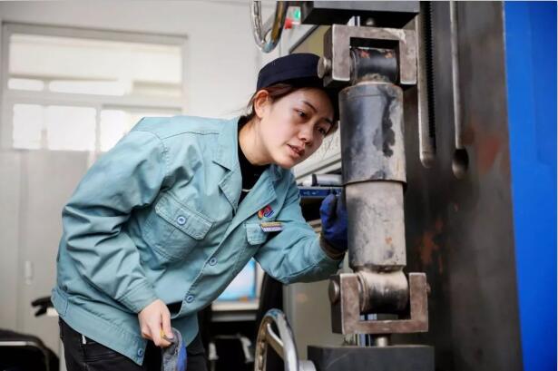 員工工服怎么穿出時尚感 員工工服怎么穿出時尚感